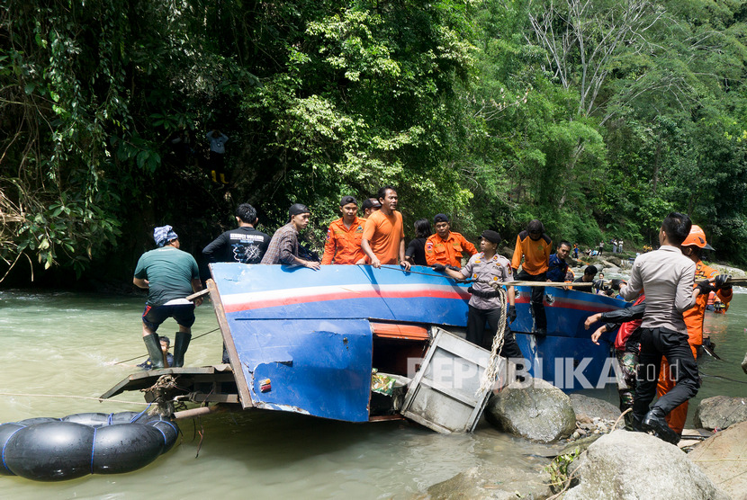 Petugas gabungan dari SAR Pagaralam, TNI, Polri, BPBD dan Tagana melakukan evakuasi Bus Sriwijaya rute Bengkulu - Palembang yang mengalami kecelakaan di Liku Sungai Lematang, Prahu Dipo, Dempo Selatan, Kota Pagaralam, Sumatera Selatan, Kamis (26/12/2019).