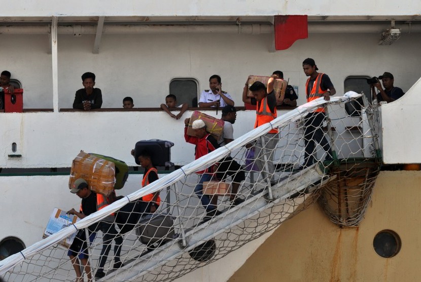 Pemerintah mengimbau masyarakat tidak melakukan mudik pada Hari Raya Idul Fitri 2020. (Foto: Sejumlah penumpang naik dan turun dari kapal pada arus mudik)