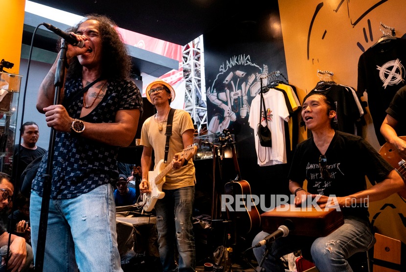 Grup musik Slank tampil menghibur pengunjung saat peluncuran Box Set bertajuk Slanking Forever di Plaza Tenggara GBK, Senayan, Jakarta, Kamis (26/12/2019).
