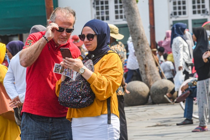 Turis asing beraktivitas di kawasan Kota Tua, Jakarta, Kamis (26/12/2019). Kunjungan turis asing ke Jakarta merosot dalam lima bulan terakhir. 