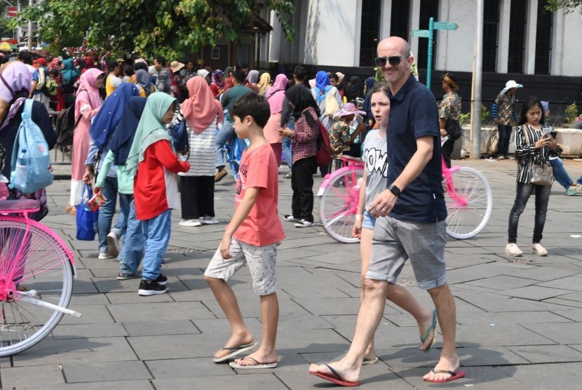 Wisatawan mancanegara (Wisman) beraktivitas di kawasan Kota Tua, Jakarta, Kamis (26/12/2019). 