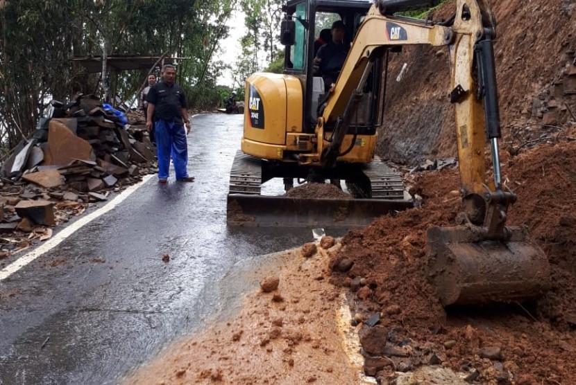 Longsor menutup akses jalan penghubung Desa Garumukti dan Desa Linggarjati, Kecamatan Pamulihan, Kabupaten Garut beberapa waktu lalu. .