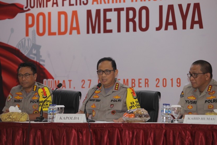 Kapolda Metro Jaya Komjen Pol Gatot Edy Pramono (tengah) didampingi Kabid Humas Kombes Pol Yusri Yunus (kanan) dan Irwasda Kombes Pol Budi Hermawan (kiri) memberi keterangan kepada wartawan pada Jumpa Pers Akhir Tahun 2019 Polda Metro Jaya di Polda Metro Jaya, Jakarta, Jumat (27/12/2019).