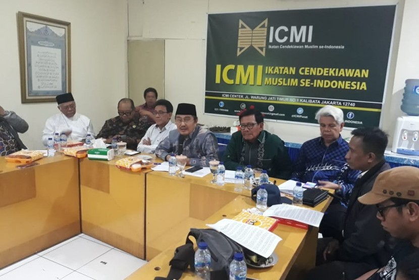 Jajaran pengurus Ikatan Cendekiawan Muslim se-Indonesia (ICMI) Pusat menyampaikan keterangan pers terkait refleksi akhir tahun di kantor ICMI Pusat di Jakarta, Jumat (27/12).