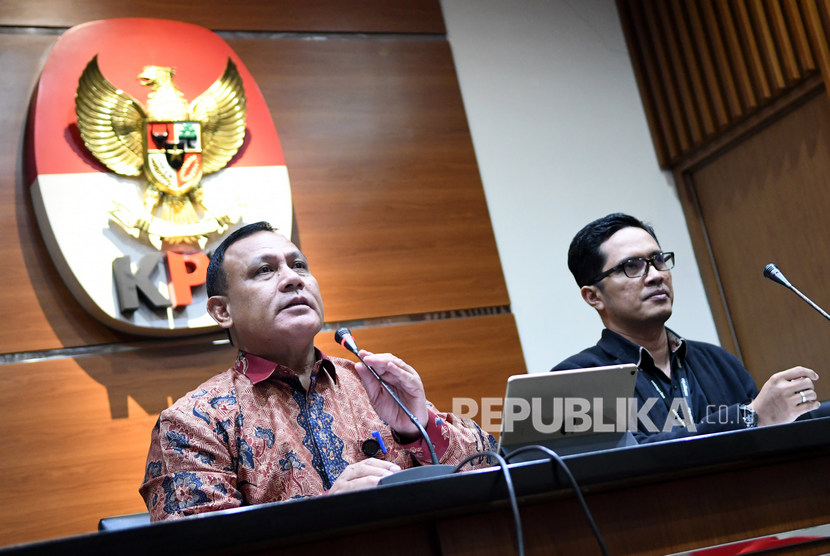 Ketua KPK Firli Bahuri (kiri) didampingi Kepala Biro Humas Febri Diansyah (kanan) menyampaikan konferensi pers di gedung KPK, Jakarta, Jumat (27/12/2019).