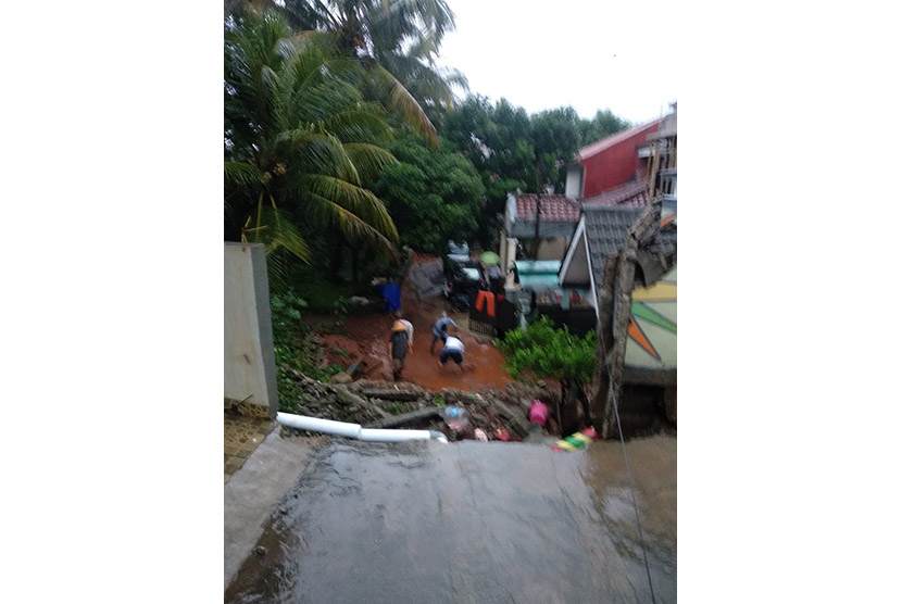 Hujan Deras Disertai Angin, Akibatkan Banjir dan Longsor di Depok 