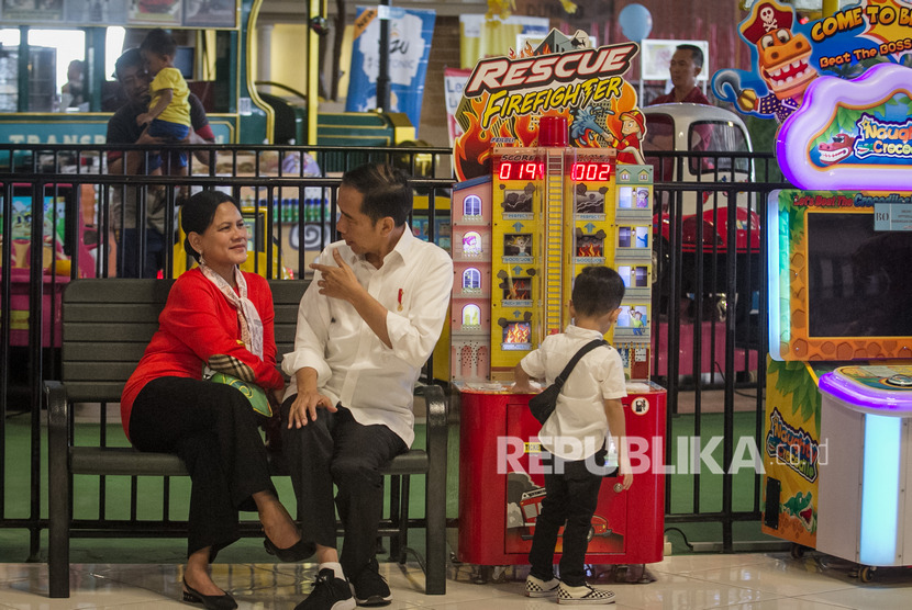 Presiden Joko Widodo beserta Ibu Negara Iriana Joko Widodo mengajak cucu Jan Ethes bermain wahana permainan saat mengunjungi pusat perbelanjaan Transmart, Pabelan, Sukoharjo, Jawa Tengah, Sabtu (28/12/2019). (Antara/Mohammad Ayudha)