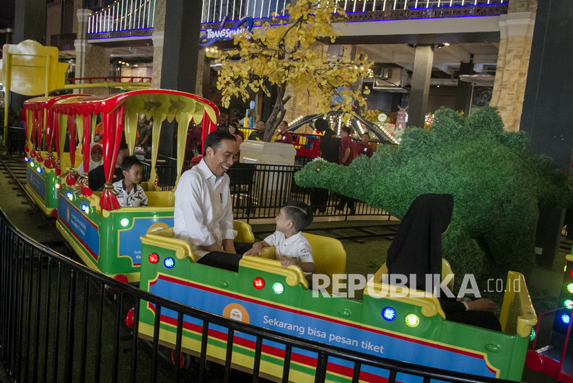 Presiden Joko Widodo mengajak cucu Jan Ethes bermain wahana permainan saat mengunjungi pusat perbelanjaan Transmart, Pabelan, Sukoharjo, Jawa Tengah, Sabtu (28/12/2019). 