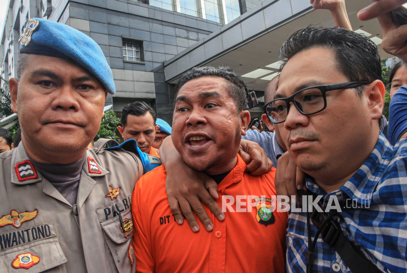 Pelaku penyiraman air keras Penyidik KPK Novel Baswedan dibawa petugas untuk dipindahkan ke Bareskrim Mabes Polri di Polda Metro Jaya, Jakarta, Sabtu (28/12/2019).