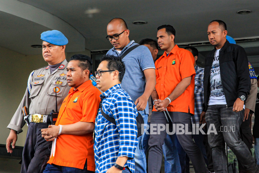 Pelaku penyiraman air keras Penyidik KPK Novel Baswedan dibawa petugas untuk dipindahkan ke Bareskrim Mabes Polri di Polda Metro Jaya, Jakarta, Sabtu (28/12/2019).