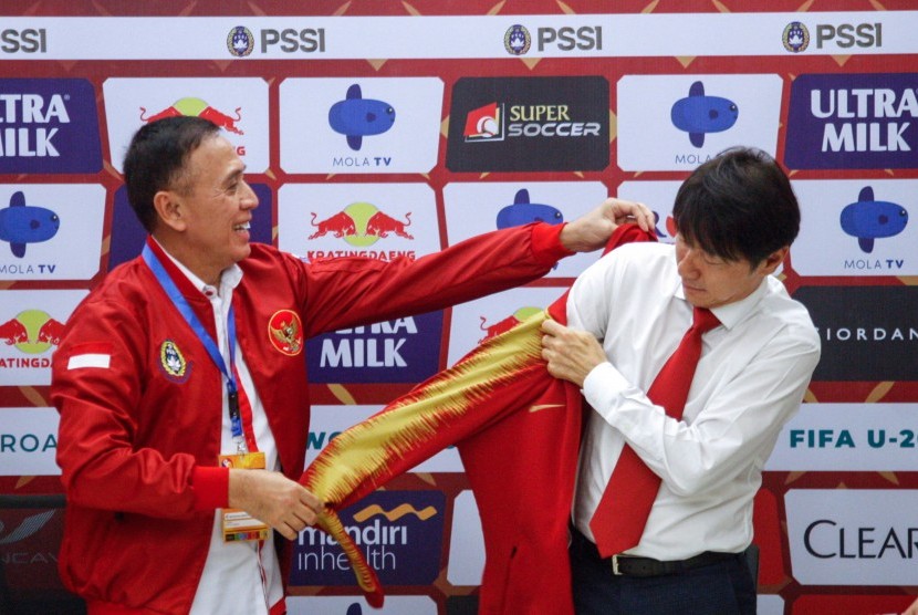 Ketua Umum PSSI Mochamad Iriawan (kiri) memakaikan jaket Timnas Indonesia ke Pelatih Timnas Indonesia Senior yang baru Shin Tae-Yong (kanan) di Stadion Pakansari, Cibinong, Bogor, Jawa Barat, Sabtu (28/12/2019). 