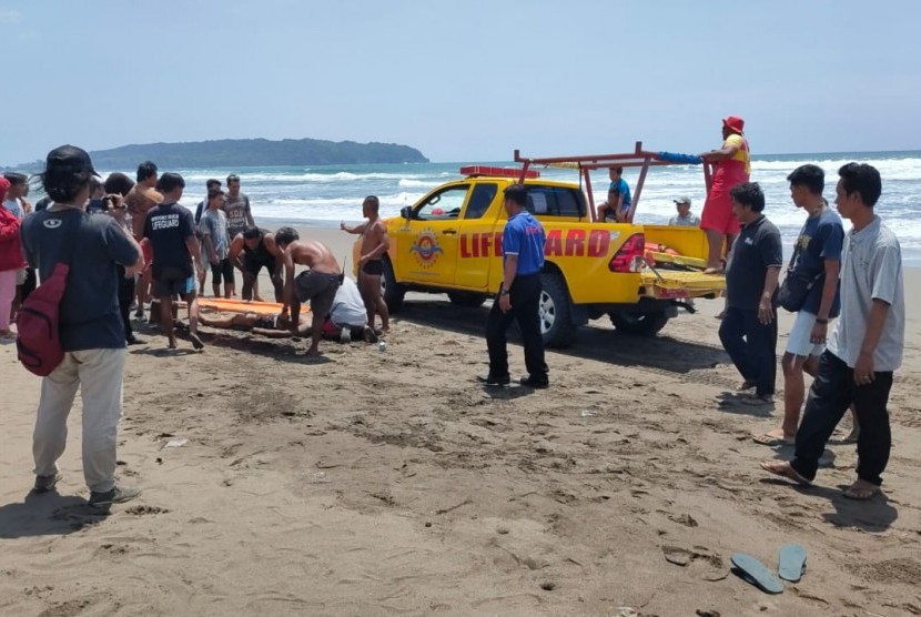 Petugas Balawista melakukan evakuasi wisatawan yang meninggal saat berenang di kawasan pantai, Kabupaten Pangandaran, Sabtu (28/12).