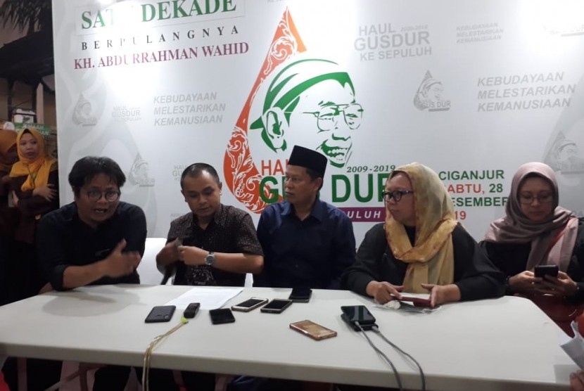 Tim perumus Rembug Budaya pada Haul Gus Dur ke-10 menyampaikan keterangan pers di Ciganjur, Jakarta, Sabtu (28/12).