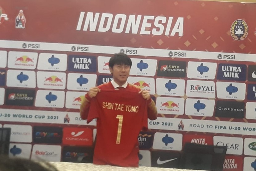 Penandatanganan kontrak dilakukan Ketua Umum PSSI, Mochamad Iriawan dan paltih baru Timnas Indonesia, Shin Tae-yong di Stadion Pekansari Bogor, Sabtu (28/12)