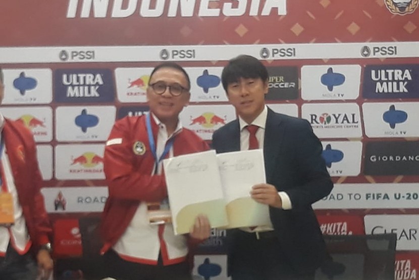 Ketua Umum PSSI, Mochamad Iriawan dan paltih Timnas Indonesia, Shin Tae-yong.