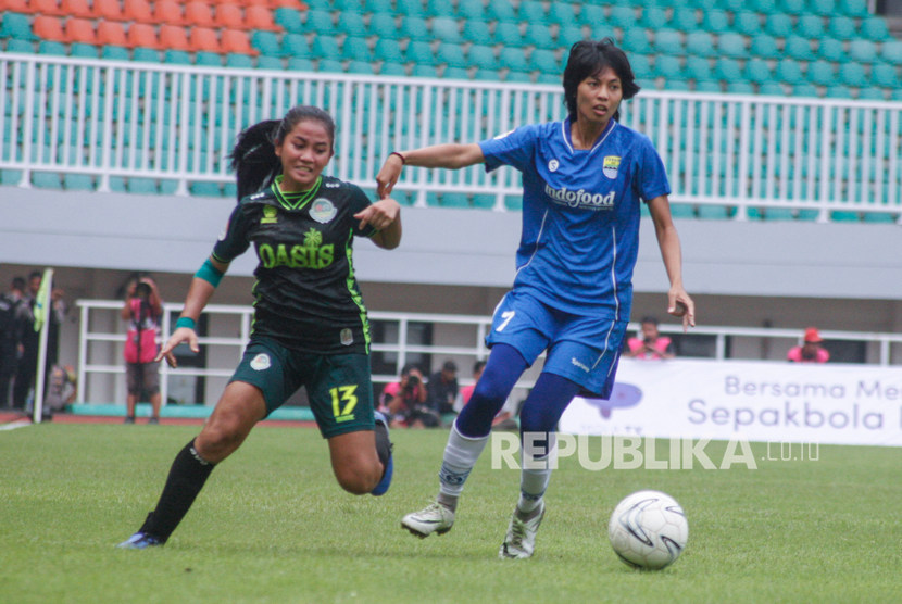 Pesepak bola Tira Persikabo Kartini Safira Ika Putri (kiri) berebut bola dengan pesepak bola Persib Bandung Putri Desy Amelia (kanan) dalam babak final leg ke-2 Liga 1 Putri 2019 di Stadion Pakansari, Cibinong, Bogor, Jawa Barat, Sabtu (28/12/2019).