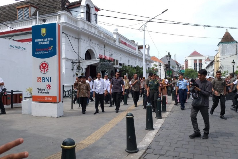 Presiden Jokowi meninjau kawasan Kota Lama Semarang, Senin (30/12). 