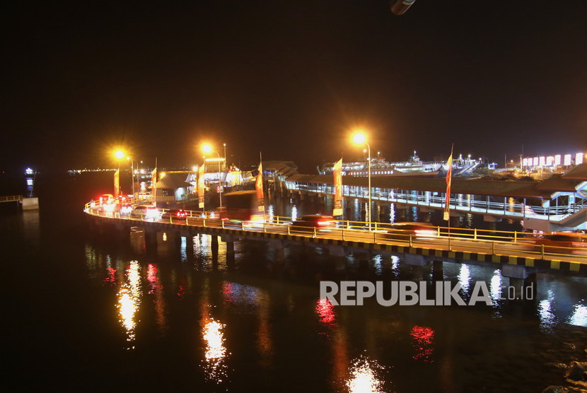 Kendaraan bersiap memasuki kapal penyeberangan di Pelabuhan Ketapang, Banyuwangi, Jawa Timur, Minggu(29/12/2019).