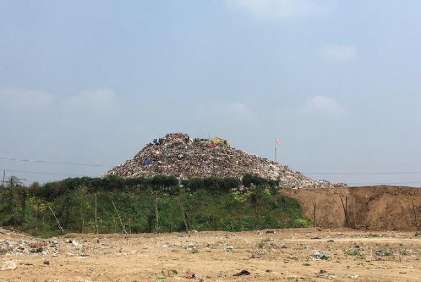 Sampah menggunung di TPA Cipeucang sebabkan longsoran ke bibir Sungai Cisadane, Serpong, Tangerang Selatan, (30/12).