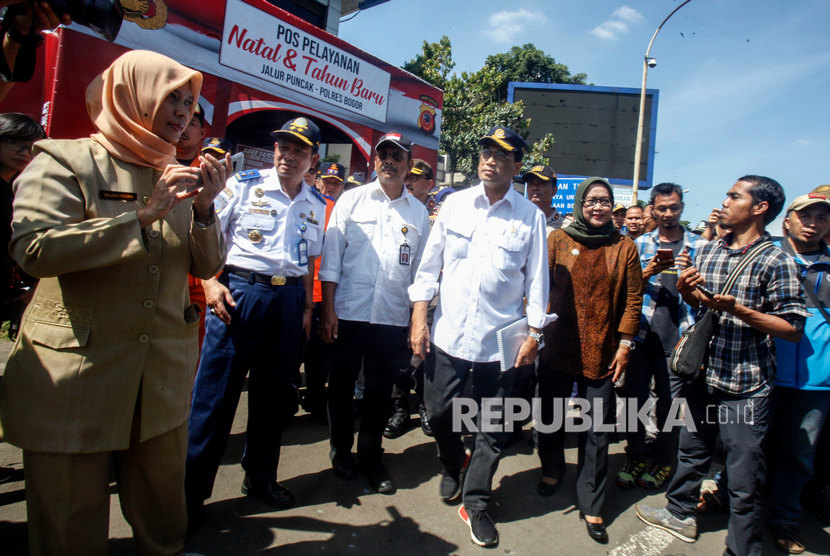 Menteri Perhubungan Budi Karya Sumadi didampingi Bupati Bogor Ade Yasin (keempat kanan) meninjau jalur Puncak di Kabupaten Bogor, Jawa Barat.