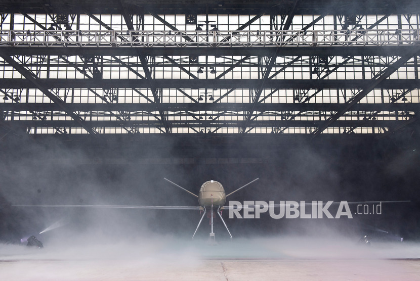 Pesawat Udara Nir Awak (PUNA) jenis Medium Altitude Long Endurance (MALE) diperlihatkan saat pengenalan perdana di hanggar PT Dirgantara Indonesia (Persero), Bandung, Jawa Barat, Senin (30/12/2019).
