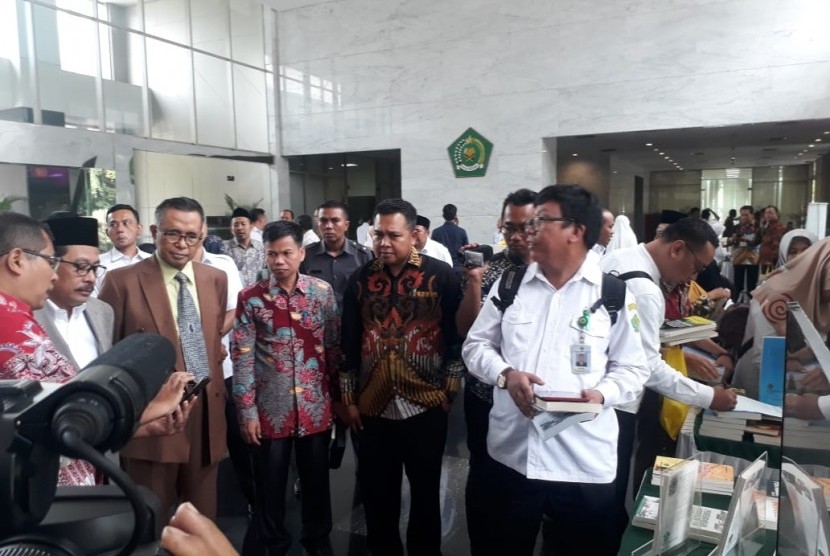 Wakil Menteri Agama Zainut Tauhid (kedua dari kiri) saat meluncurkan sistem peringatan dan respon dini konflik keagamaan dalam acara Ekspose Produk Kelitbangan di Auditorium KH. M. Rasjidi Kantor Kemenag, Jakarta Pusat, Senin (30/12). 