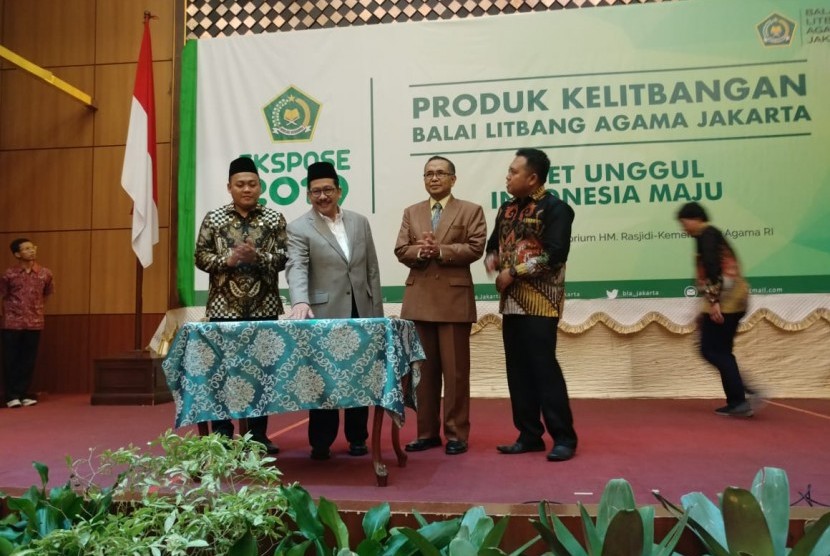 Wakil Menteri Agama, Zainut Tauhid saat meluncurkan sistem peringatan dan respon dini konflik keagamaan dalam acara Ekspose Produk Kelitbangan di Auditorium KH. M. Rasjidi Kantor Kemenag, Jakarta Pusat, Senin (30/12). 