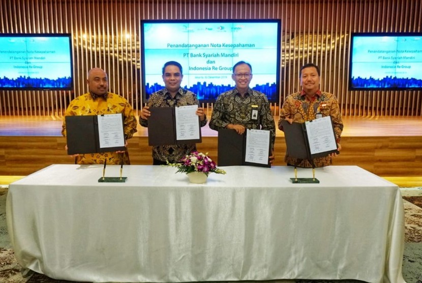 PT Bank Syariah Mandiri (Mandiri Syariah) menandatangani Memorandum of Understanding (MoU) dengan PT Reasuransi Indonesia Utama (Indonesia Re Group) dan dua perusahaan anaknya yakni PT Asuransi ASEI Indonesia, dan PT Reasuransi Syariah Indonesia, di Jakarta, Senin (30/12).