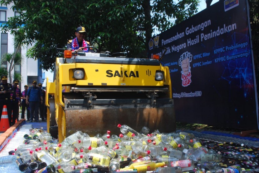 Kantor Wilayah Direktorat Jenderal Bea dan Cukai (Kanwil DJBC) Jawa Timur II melakukan pemusnahan barang milik negara hasil penindakan barang kena cukai ilegal di Kota Malang, Senin (30/12)