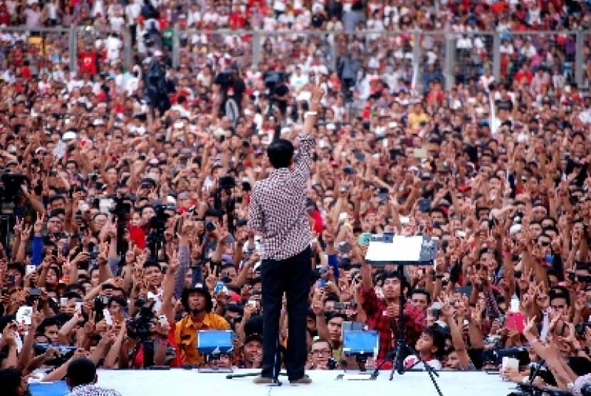 Joko Widodo memberikan pidato kampanyenya di Stadion Gelora Bung Karno, Jakarta Selatan, Sabtu (5/7).