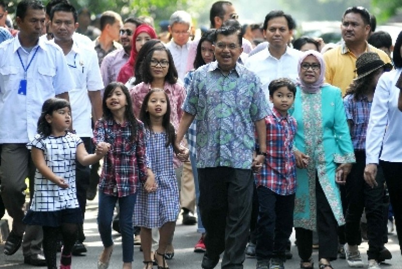 2 Jusuf Kalla bersama keluarga menuju TPS untuk menggunakan hak pilih di TPS 003, Kebayoran Baru, Jakarta, Rabu (9/7).