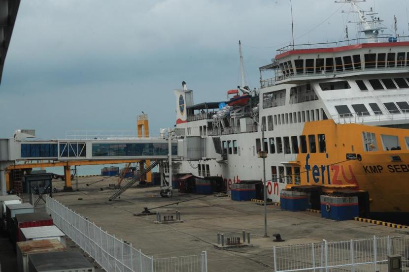 Pelabuhan Penyeberangan Merak, Banten.