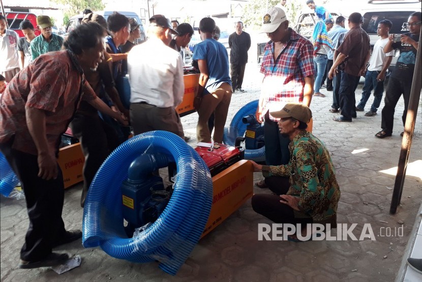 20 gabungan kelompok tani (Gapoktan) dari sembilan kecamatan yang ada di Kabupaten Purwakarta, menerima bantuan pompa air dari pemerintah, Sabtu (16/9). 