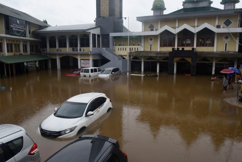 Sejumlah mobil terendam air ketika banjir melanda Perumahan Jati Bening Permai, Bekasi, Rabu (01/01/2020). 