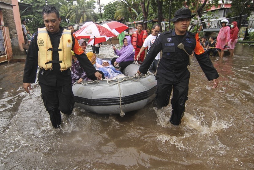 Anggota Kepolisian mengevakuasi warga terdampak banjir di Perumahaan Bukit Cengkeh II, Depok, Jawa Barat, Rabu (1/1/2020).