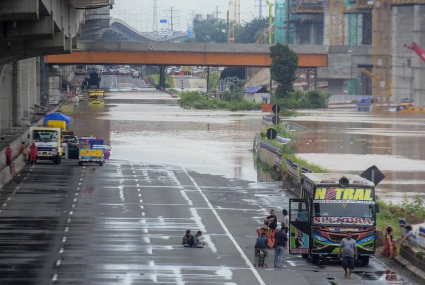 Sejumlah kendaraan terhenti akibat banjir melanda Tol Jakarta-Cikampek Km 23 di Cibitung, Kabupaten Bekasi, Rabu (1/1/2020).