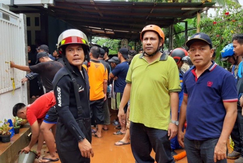 Musibah banjir dan tanah longsor telah menelan 3 korban jiwa dan 4 korban luka-luka yang tertimbun tanah longsor di Cinere, Rabu (1/1). 