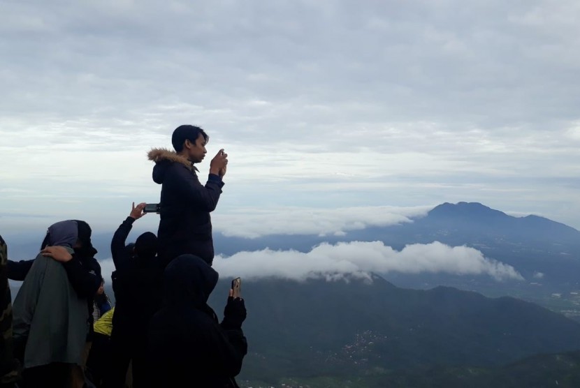 Pengunjung puncak gunung Telomoyo. Gubernur Jawa Tengah, Ganjar Pranowo meminta wisata Puncak Telomoyo ditutup setelah kawasan itu dipadati wisatawan pada akhir pekan lalu.