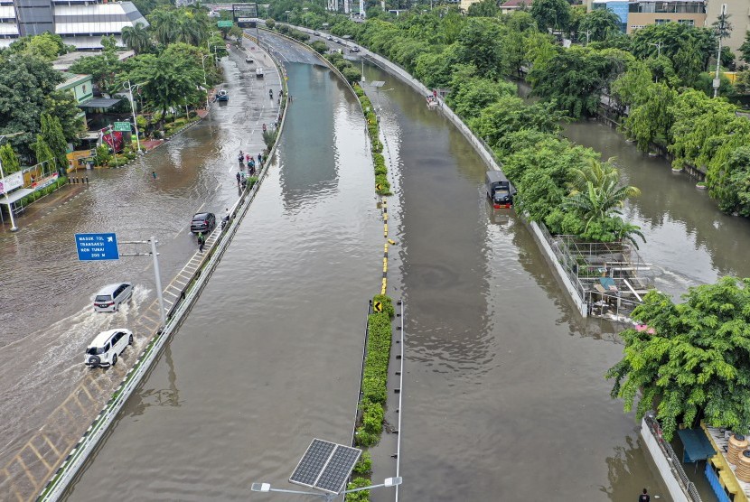  Kendaraan melewati banjir di Jalan S. Parman, Jakarta Barat, Rabu (1/1/2020).