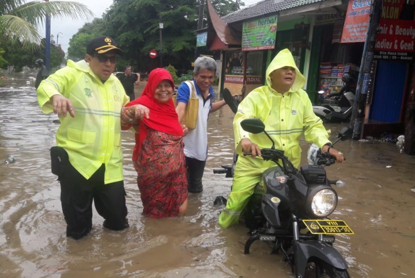 Petugas melakukan evakuasi korban bencana tanah longsor di Ruko Kampung Bambu Hitam RT/RW 002/009 Desa Bojong Kulur, Kecamatan Gunung Putri, Kabupaten Bogor, Rabu (1/1). 