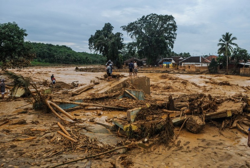 Sejumlah warga mengamati kerusakan yang terjadi akibat banjir bandang di Desa Sajira, Lebak, Banten, Rabu (1/1/2020). 