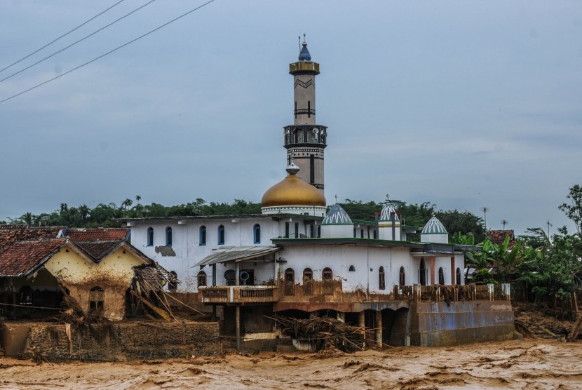 Sejumlah bangunan rusak akibat diterjang banjir bandang di Desa Sajira, Lebak, Banten, Rabu (1/1/2020).
