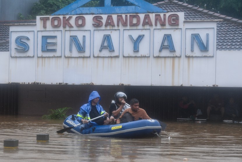 Banjir Bikin Bufet Rp 3 Juta Siti Jadi Rongsokan. Relawan mengevakuasi warga saat banjir menggenangi Jalan Kemang Raya, Jakarta Selatan, Rabu (1/1/2020).