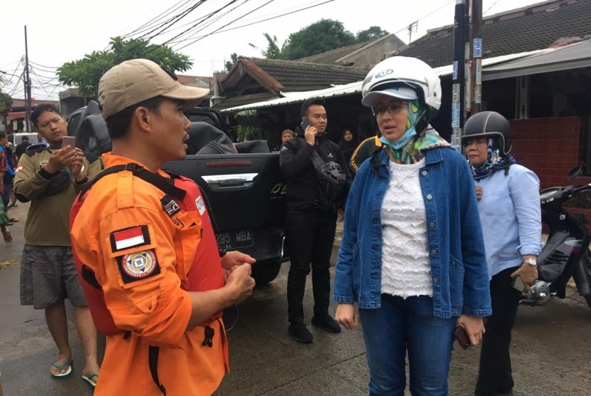 Walikota Tangerang Selatan, Airin Rachmi Diany meninjau lokasi titik banjir di Perumahan Ciputat Baru, Kelurahan Sawah, Tangsel, Rabu (1/1).