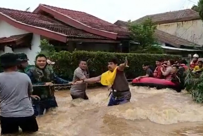 Banjir di Pangkalan Jati, Cinere. Dinas PUPR Depok melakukan normalisasi saluran di Pangkalan Jati untuk cegah banjir.