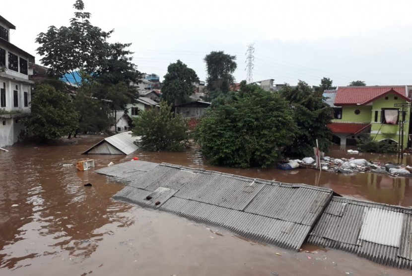 Kali Ciliwung meluap hingga merendam pemukiman di sekitar Al-Hawi Condet, Jakarta Timur, Rabu (1/1).