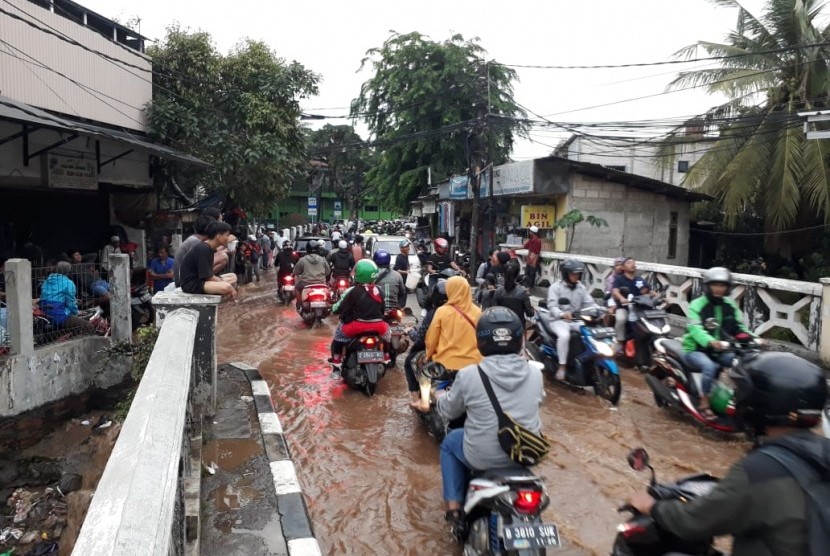 Kali Ciliwung meluap hingga merendam pemukiman di sekitar Al-Hawi Condet, Jakarta Timir, Rabu (1/1).