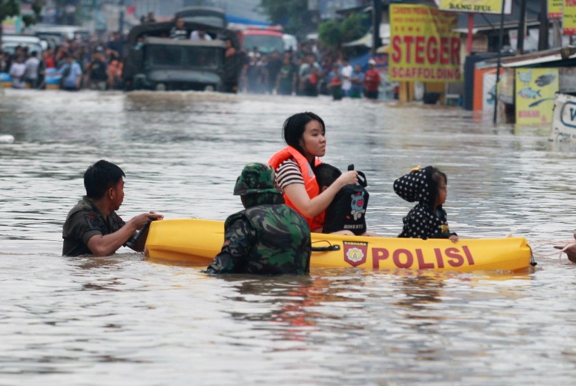 Tim SAR gabungan mengevakuasi warga yang terjebak banjir di perumahan Ciledug Indah 1, Tangerang, Banten, Rabu (1/1/2020).