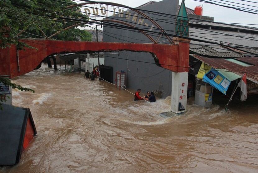 Banjir di perumahan Ciledug Indah 1, Tangerang, Banten, Rabu (1/1). Warga Tangerang diimbau berhati-hati dalam menyelamatkan harta benda saat banjir.