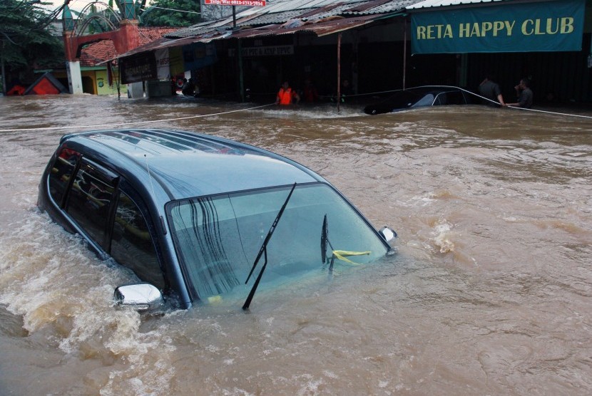 Mobil terendam banjir di perumahan Ciledug Indah 1, Tangerang, Banten, Rabu (1/1/2020).